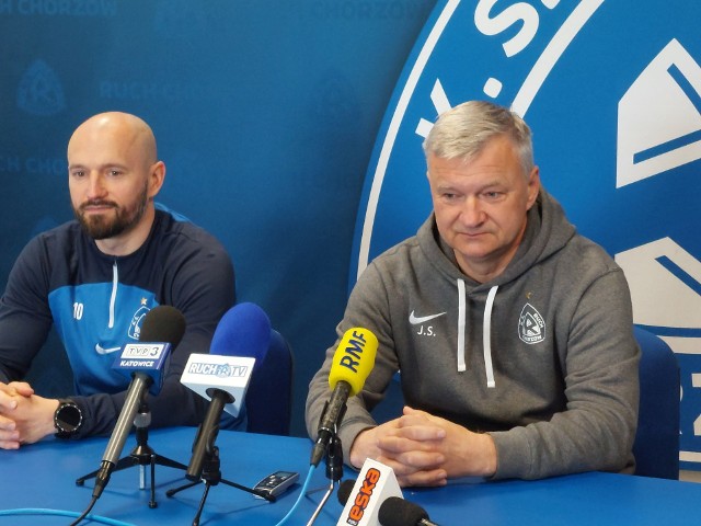 Kapitan Tomasz Foszmańczyk i trener Jarosław Skrobacz na konferencji prasowej Ruchu Chorzów