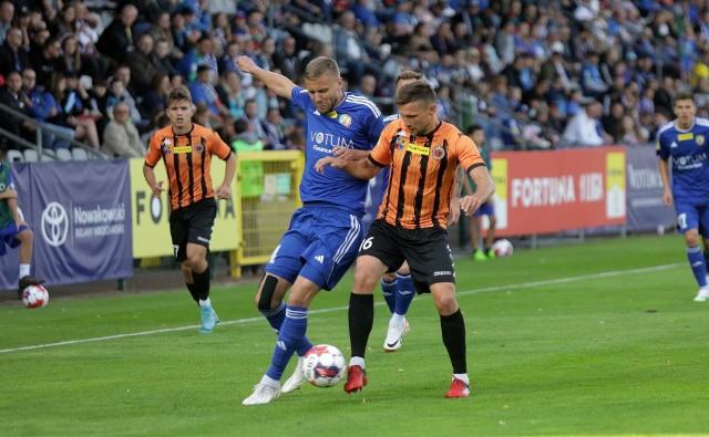 Kamil Drygas (niebieski strój) dwoma golami dał Miedzi Legnica remis z Termalicą, a sam dzięki nim wygrał grudniowy ranking Piłkarskich Orłów na Dolnym Śląsku