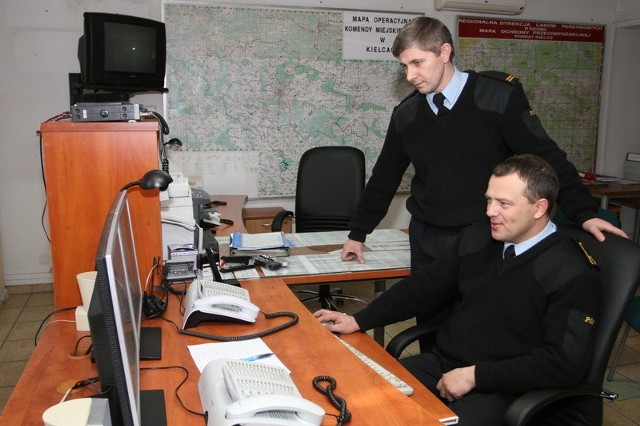 25 grudnia to dla strażaków dzień pracy. Święta w dyżurce straży pożarnej spędzali młodszy aspirant Piotr Kaczmarczyk i sekcyjny Zbigniew Cerkowniak.