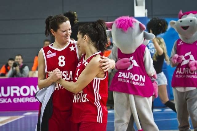 Koszykarki Wisły Can Pack Kraków Justyna Żurowska - Cegielska (z lewej) i Cristina Ouvina mają powody do radości. Ich drużyna pozostaje niepokonana w lidze 