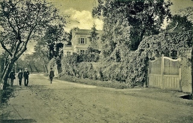 Zdjęcie starej willi przy ulicy Chrobrego z początku XX wieku