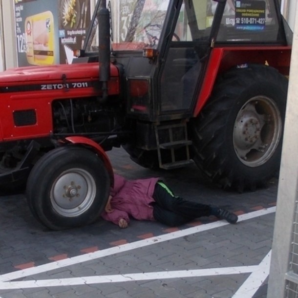 Gdy strażnicy przyjechali na miejsce, okazało się, że jedna z osób leży pod traktorem.