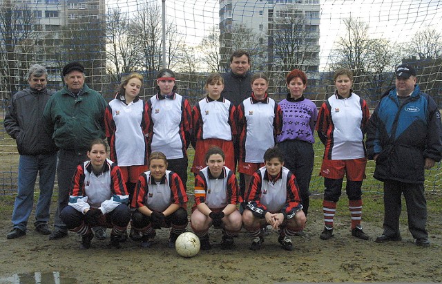 Zespół Romy Szczecin - od lewej stoją: Zbigniew Kurasiński (skarbnik), Roman Wereszczuk (trener), Paulina Orzechowska, Marzena Lewandowska, Anna Szymańska, Aleksandra Masztyfaga, Dorota Serwin, Anna Budrewicz, Roman Lukstaedt (prezes); w tyle: Ryszard Szymański (wiceprezes); klęczą: Emilia Czapelska, Joanna Turnik, Barbara Koniarska, Jowita Szczur. 