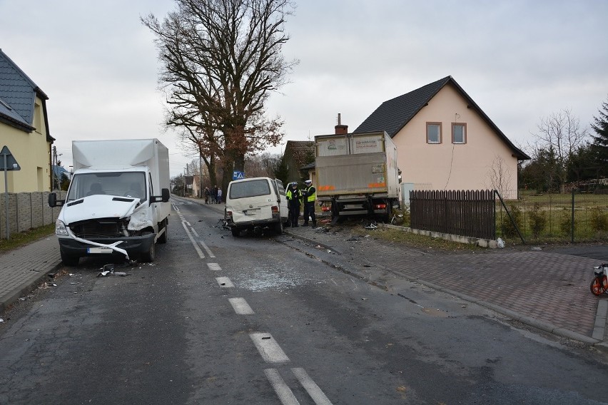 Poważny wypadek w Parlinie. Dwie ciężarówki zderzyły się z busem