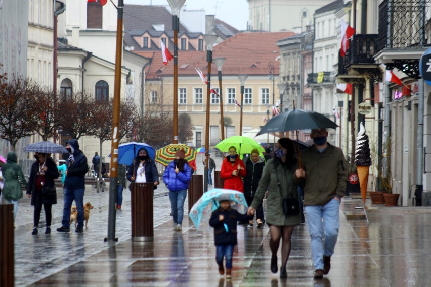 Lublin: Majówka w deszczu i pod parasolem. Za to z lodem w ręku! Zobacz zdjęcia ze spaceru po centrum miasta