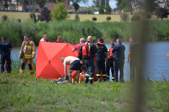 Przed godziną 14 strażacy dostali zgłoszenie, że w jeziorze Smętowo w Brześciu Kujawskim tonie mężczyzna.Więcej informacji w dalszej części galerii >>>