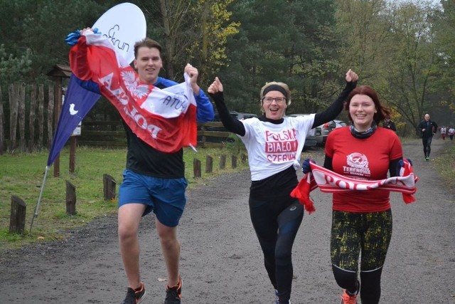 Aż 162 biegaczy wzięło udział w biegu z okazji Narodowego Święta Niepodległości w ramach akcji parkrun Grudziądz. Tradycyjnie, spotkanie rozpoczęło się od wspólnej rozgrzewki, by następnie pobiec leśnymi ścieżkami, a po przybiegnięciu na metę można było zrobić sobie pamiątkowe zdjęcie. Parkrun Grudziądz to bezpłatne, cykliczne biegi na dystansie 5 km. Zbiórka w każdą sobotę o godz. 9 przy rondzie ks. Popiełuszki w Grudziądzu.