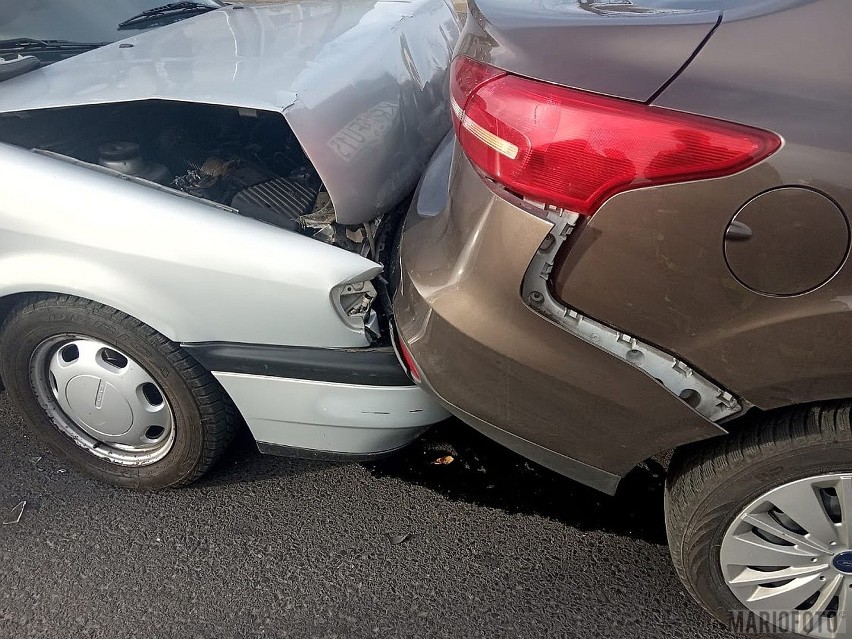 Zderzenie trzech aut w Opolu. 85-letni kierowca volkswagena najechał na tył forda