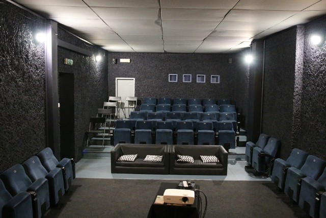 Każdy, kto chciałby mieć całą salę kinową dla siebie, może zrealizować swoje marzenie i wesprzeć offowe kino serwujące niezależne produkcje filmowe.