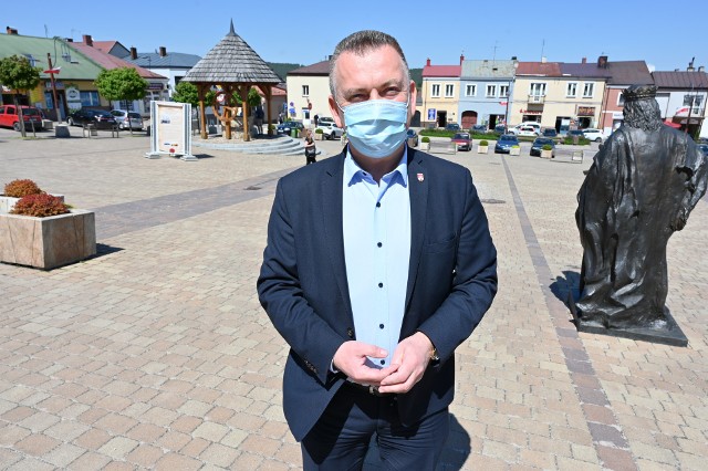Burmistrz Miasta i Gminy Chęciny, Robert Jaworski przyznaje, że ogródki gastronomiczne pojawią się na starówce, kiedy tylko zdjęte zostaną obostrzenia związane z pandemią.
