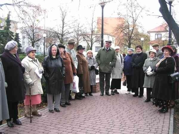 W Tarnobrzegu chorzy na cukrzycę zebrali się o godz. 11 przy fontannie, w pobliżu siedziby prezydenta miasta.