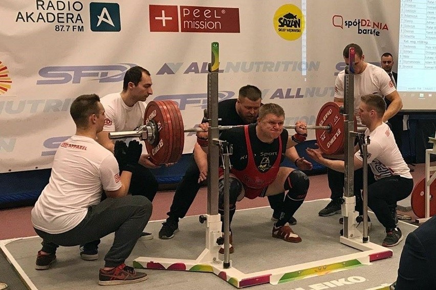Rafał Lipka udanie atakuje ciężar 282,5 kg w przysiadzie