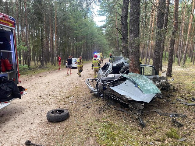 Kilka pożarów i wypadek, w którym samochód uderzył w drzewo na drodze leśnej. Strażacy z OSP Deszczno mieli w sobotę pełne ręce roboty!"Chwilę po godzinie 14 dyżurny SKKM w Gorzowie Wlkp. zadysponował nasze dwa samochody gaśnicze do pożaru lasu w miejscowości Borek. Spaleniu uległo około 40 arów ściółki leśnej, a w działaniach zaangażowane były wszystkie jednostki z gminy Deszczno oraz ciężki samochód z JRG2.  Po dwóch godzinach powróciliśmy do remizy - relacjonuje OSP Deszczno."Niespełna godzina minęła gdy strażacka syrena znów wyła na alarm. Tym razem ze zgłoszenia wynikało, iż mamy do czynienia z kolizją na drodze dojazdowej do jeziora".Jak się okazało na leśnej drodze prowadzącej do jeziora Glinik, kierowca wjechał autem w drzewo. Dwóch innych mężczyzn wydobyło rannego z pojazdu. Zdarzenie wyglądało bardzo poważnie!"W tym samym czasie nasza ciężka scania została zadysponowana do pożaru ścierniska w miejscowości Karnin. Dzięki zaangażowaniu znacznych sił i środków oraz pomocy rolnika udało się szybko uporać z zagrożeniem" - informuje OSP Deszczno.Czytaj także: Wypadek na S3 pod Zieloną Górą. Zderzyły się dwa pojazdy, są ranni. W akcji ratunkowej uczestniczyła załoga śmigłowca LPR, straż, policja Zobacz także: Pożar zboża we wsi Kargowa: