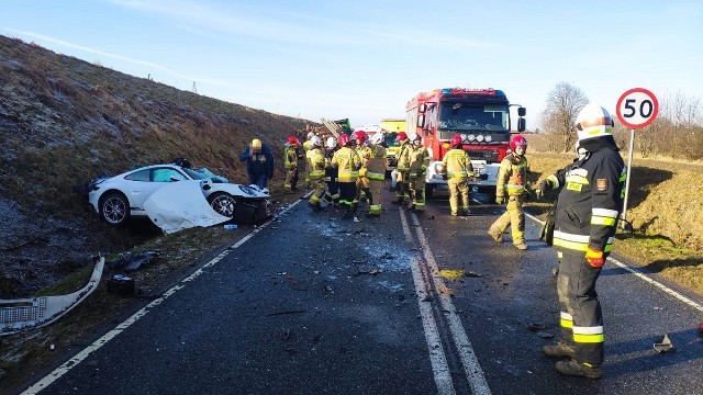 Dwie osoby zostały ranne na skutek zderzenia osobowego porsche z ciężarówką przewożącą drewno. Przyczyną wypadku była oblodzona droga i niedostosowanie prędkości do tych warunków