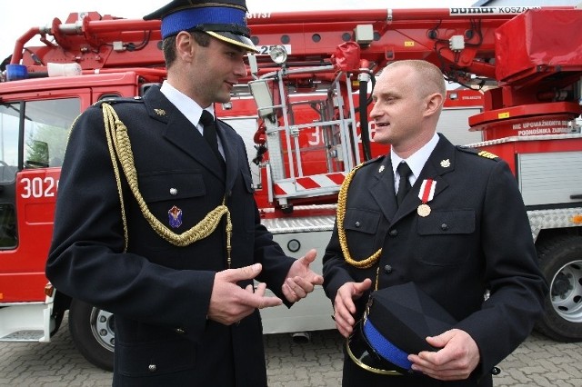 Kapitan Artur Niewiński (na zdjęciu z lewej) jest w straży od 15 lat, a młodszy ogniomistrz Piotr Kulesza od 8.