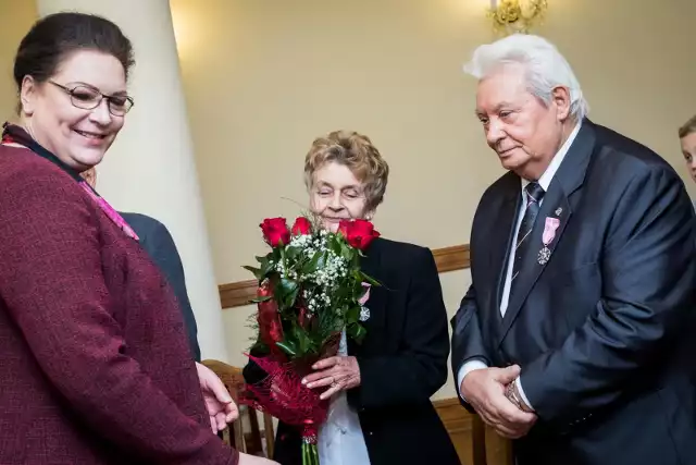 Aż 12 par małżeńskich z Bydgoszczy świętowało Złote, Szmaragdowe i Diamentowe Gody. Z tej okazji w Urzędzie Stanu Cywilnego odbyła się miła uroczystość.Jubilaci otrzymali medale za długoletnie pożycie małżeńskie przyznane przez prezydenta RP Andrzeja Dudę oraz listy gratulacyjne od prezydenta Bydgoszczy Rafała Bruskiego. Nie zabrakło też kwiatów i toastu za zdrowie par. Szmaragdowe Gody obchodzili także państwo Aleksandra i Wiesław Szymańscy, którzy już 55 lat razem idą przez życie. Pana Profesora nie trzeba nikomu przedstawiać. To ceniony ginekolog i położnik, który przez lata szefował oddziałowi w Szpitalu Uniwersyteckim nr 2 im. Biziela w Bydgoszczy.Lista jubilatów: 50-lecie (Złote Gody): Barbara i Apoloniusz Żuchlińscy, Urszula i Zenobiusz Górni, Stanisława i Henryk Urbańscy, Eryka i Mieczysław Lodzińscy, Bogusława i Henryk Milanowscy, Krystyna i Roman Pisarscy, Jadwiga i Ryszard Zającowie.55-lecie (Szmaragdowe Gody): Aleksandra i Wiesław Szymańscy, Jadwiga i Henryk Chrustowscy.   60-lecie (Diamentowe Gody): Klara i Gerard Czerwinscy, Krystyna i Czesław Kaweccy, Krystyna i Jerzy Rygielscy.Jubilatom "Express" życzy zdrowia, uśmiechu i jeszcze wielu wspólnych lat razem.(mp)Pogoda na dzień + 2 kolejne dni (16 + 17-18.03.2018)(TVN Meteo)