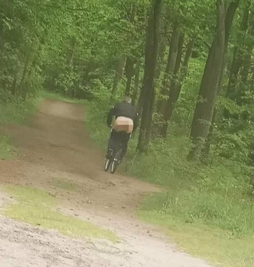 Mężczyzna bez spodni jeździł na rowerze w zgierskim lesie,...