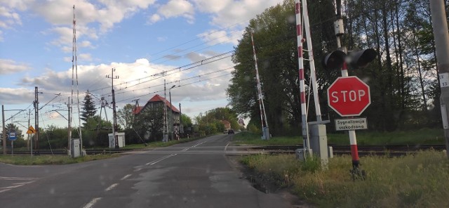 Znak stop i napis, kierowcy często widzą przed samym wjazdem na przejazd, albo wcale nie zauważają.