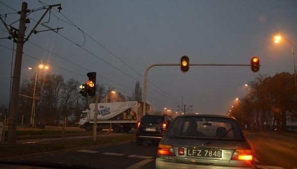 W tym miejscu, między ul. Konstytucyjną, a centrum handlowym przechodziłaby ul. Konstytucyjna, a nad al. Piłsudskiego powstałby wiadukt.