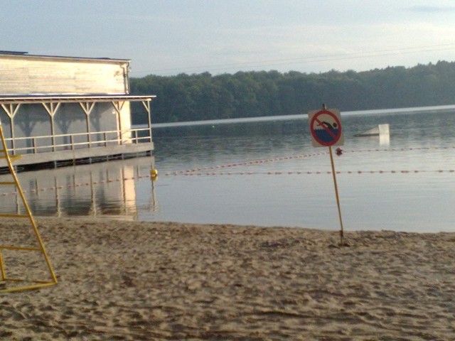 Na plaży Lechia pojawił się znak zakazu kąpieli. 