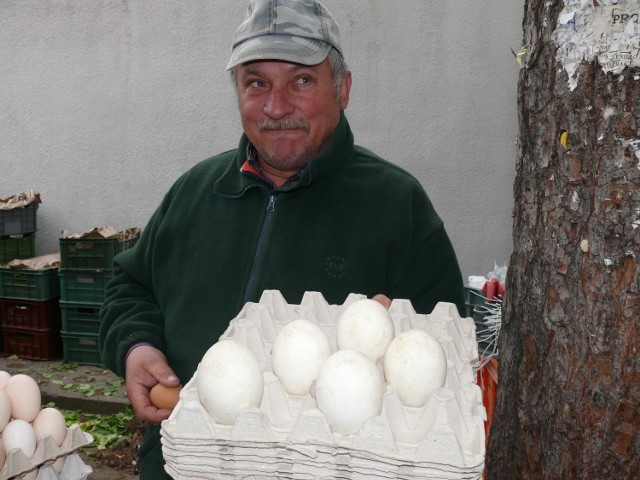 Stragan z jajami i gęsie jaja po 1 zł za sztukę.