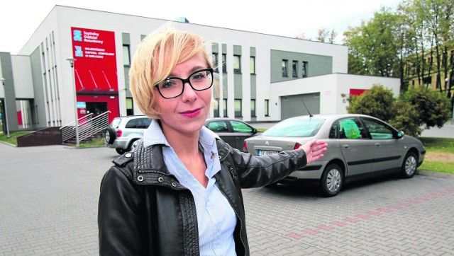 Nowe Centrum Urazowe, jak pokazuje rzecznik szpitala Anna Mazur-Kałuża ma powstać między oddziałem ratunkowym a parkingiem.