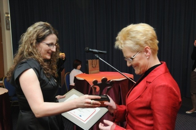 Lucyna Piotrowicz, prezes Spółdzielni Pionier, Zakładu Pracy Chronionej z Prudnika odbiera statuetkę "Zatrudniam bez uprzedzeń". (fot. Paweł Stauffer)