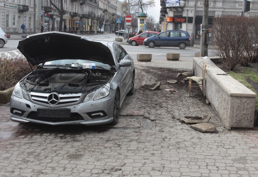 Wypadek w centrum Radomia. Mercedes staranował betonowe...