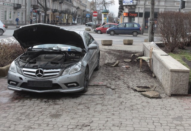 Wypadek w centrum Radomia. Mercedes staranował betonowe gazony, zatrzymał się na chodniku.