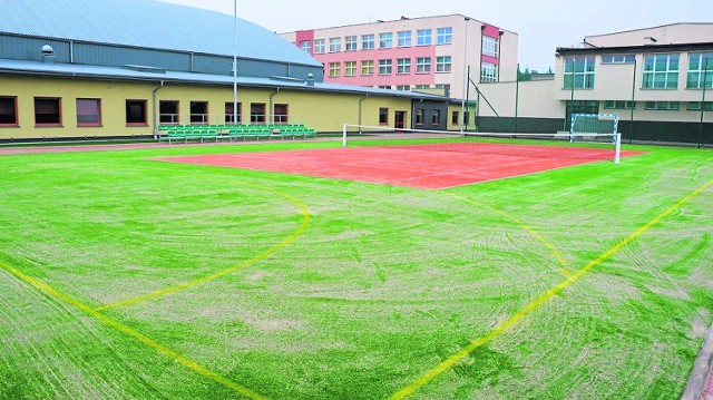 Boisko do gry w piłkę ręczną i tenisa zostało wybudowane przy hali sportowej w Białobrzegach.