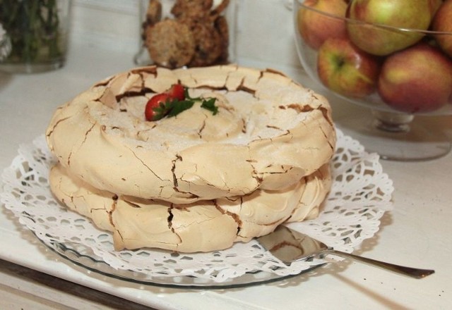 Ten tort wita gości już niemal od progu restauracji. Goście "Rozmarynu&#8221; podkreślają, że je się go już samymi oczami, ale jego sekret tkwi w odpowiednio pieczonej bezie i przepysznym kremie.