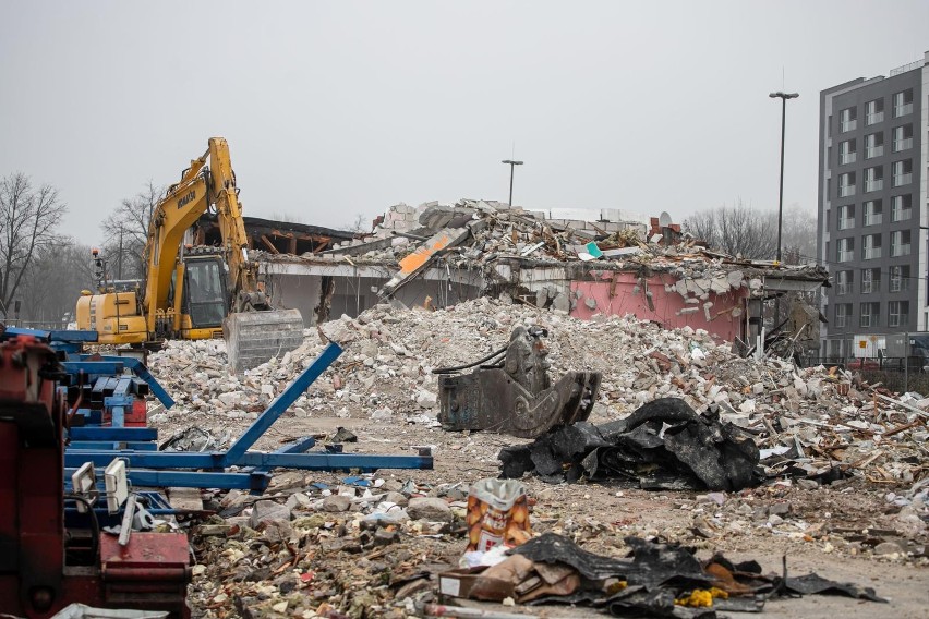 Białystok. 15 grudnia 2021. Prace rozbiórkowe pawilonów CH...