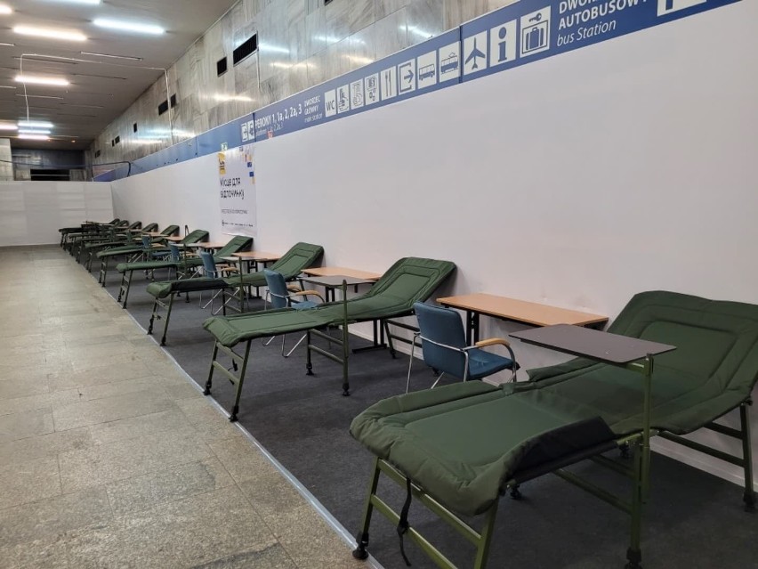 Wnętrze dworca przygotowane dla potrzeb uchodźców