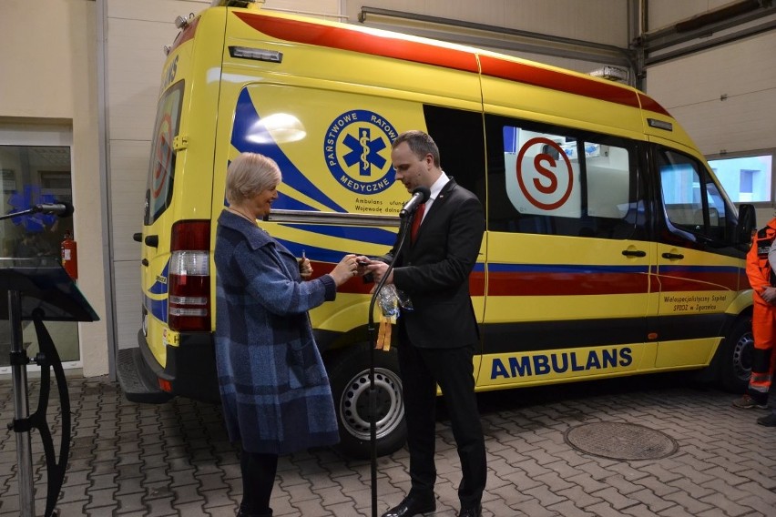 Wojewoda Dolnośląski przekazuje nowy ambulans dla szpitala w...