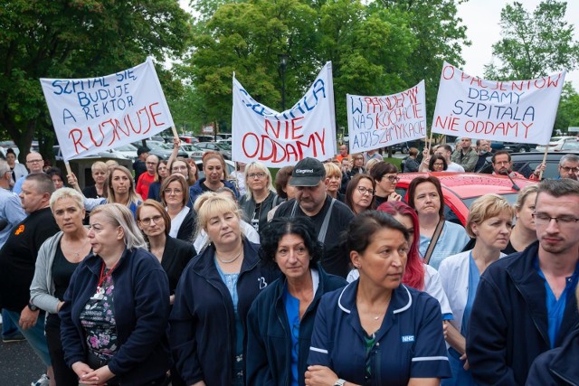 Tak w czerwcu protestowano pod szpitalem Biziela przeciwko planowanej konsolidacji placówek.