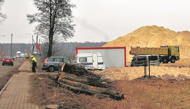 Pomimo obowiązującej zwykle od 15 grudnia do 15 marca  „przerwy zimowej” w pracach drogowych na budowie  S5 robót  tej zimy nie przerwano. S5: Do wyburzenia czeka 350 budynków. Pracy dla archeologów zostało już niewieleWykonawcy poszczególnych odcinków drogi  wykorzystują sprzyjające warunki i  dobrą pogodę by podgonić prace i do wiosny zrobić jak najwięcej. W lutym roboty na budowie prowadzono bez przeszkód.  Widać to także w gminie Szubin. Na zdjęciu  prace budowlane w rejonie Rynarzewa.