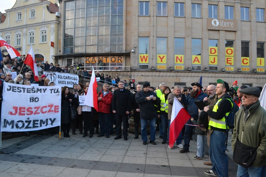 Manifestacja Komitetu Obrony Demokracji w Bielsku-Białej [ZDJĘCIA, WIDEO]