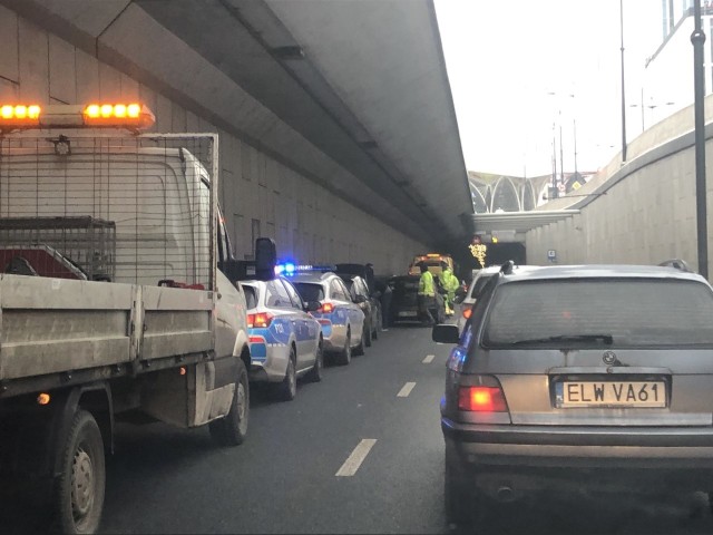 We wtorek (2.02.2021) przed godziną 9.00 zderzyło się kilka samochodów w tunelu trasy W-Z. Na miejscu jest policja. Możliwe utrudnienia w ruchu drogowym w centrum Łodzi. Zablokowany jest przejazd w kierunku al. Włókniarzy. CZYTAJ DALEJ NA KOLEJNYM SLAJDZIE>>>>