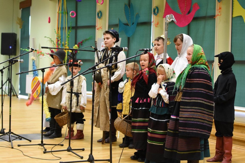 Grupa Dziecięca Folklorystyczno-Rytmiczna ze Zwolenia przedstawiała tradycyjne obrzędy w Baranowie Sandomierskim
