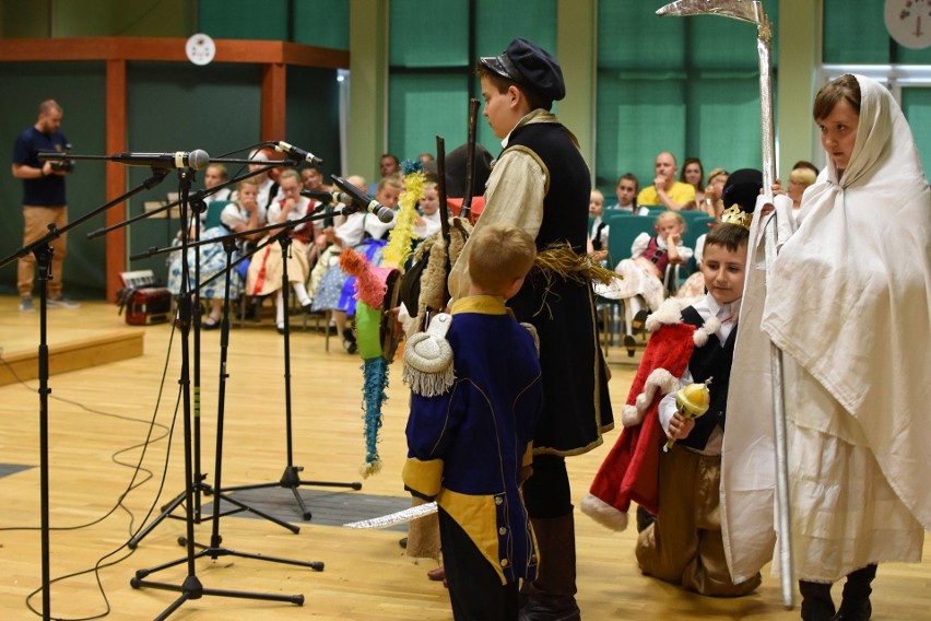 Grupa Dziecięca Folklorystyczno-Rytmiczna ze Zwolenia przedstawiała tradycyjne obrzędy w Baranowie Sandomierskim