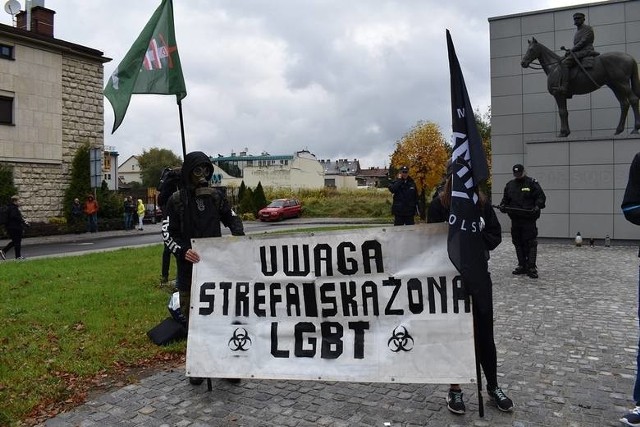 Ulicami Nowego Sącza w październiku ubiegłego roku  po raz pierwszy w historii przeszedł Marsz Równości, nawołujący do tolerancji i poszanowania środowisk LGBT. Tuż obok nich Młodzież Wszechpolska, a w zasadzie pseudokibice wykrzykiwali takie hasła jak: „Nowy Sącz nie chce pedałów”.