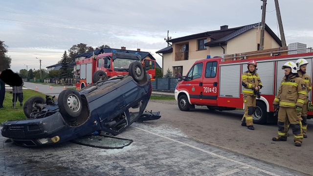 Kierowcy skody, która dachowała w Rawicy na szczęście nic poważnego się nie stało, z ogólnymi obrażeniami został odwieziony do szpitala w Pionkach.