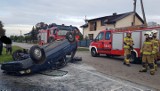 Wypadek w Rawicy w gmnie Tczów. Skoda odbiła się o przepustu drogowego i dachowała. Kierowca odwieziony do szpitala