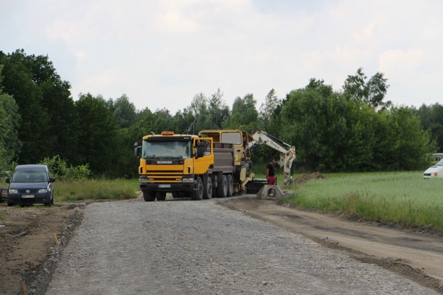 W budowie drogi gminnej Żerdź - Dęba.