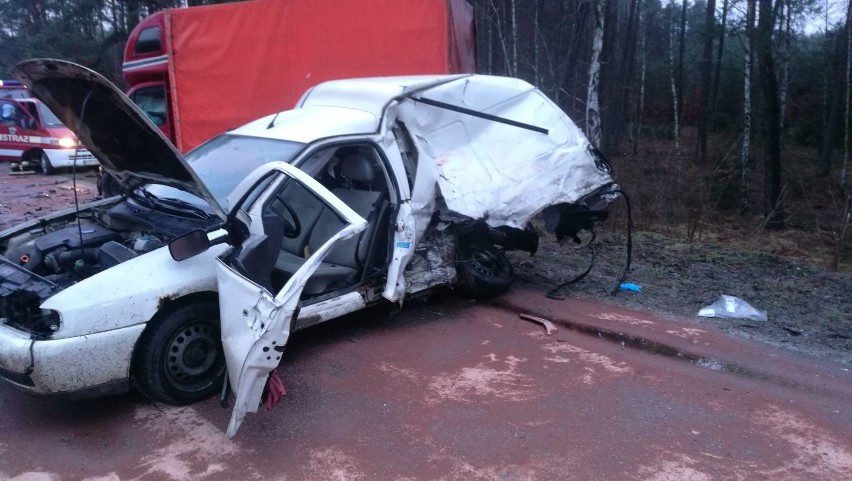 Śmiertelny wypadek w Osieku. Zderzenie 4 samochodów na DW 214. Dwie osoby nie żyją, trzy są ranne [zdjęcia]