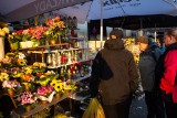 Znicze, kwiaty, stroiki. Co i za ile można kupić w okolicy wrocławskich cmentarzy? [ZDJĘCIA, CENY]