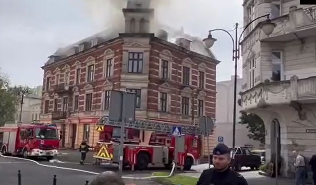 Pożar w Toruniu. Zapaliło się poddasze kamienicy przy ul. Mickiewicza