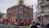 Pożar w Toruniu. Zapaliło się poddasze kamienicy przy ul. Mickiewicza [wideo]