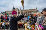 Wielka Sobota w Krakowie i tradycyjne święcenie pokarmów na Rynku Głównym. Tłum krakowian z koszyczkami