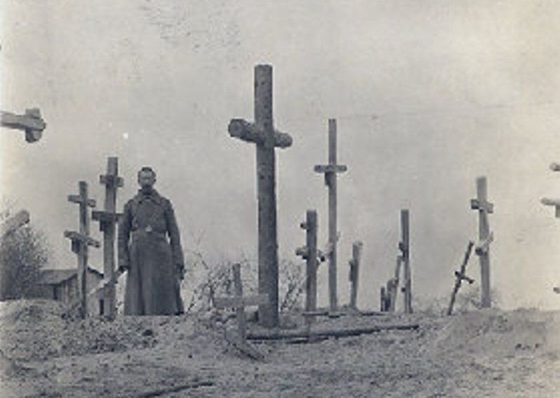 Na zdjęciu: rok 1915 - cmentarz wojenny w Fałkowie. Zobacz...